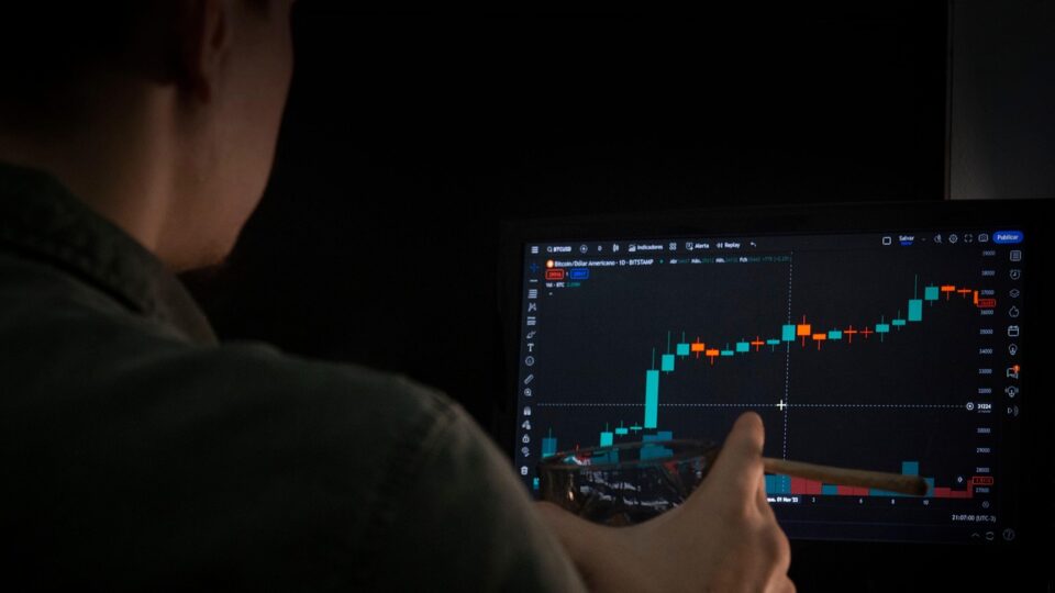 Cloudflare Partners with Anthropic, Faces ESG Scrutiny Amid Growth Prospects