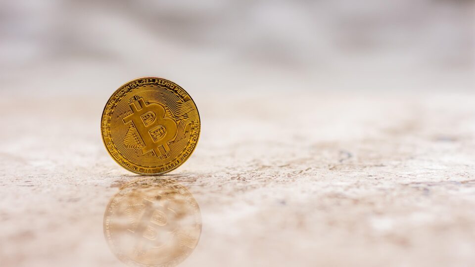 Cryptocurrency Market Stalls Amid Geopolitical Tensions and Analyst Concerns