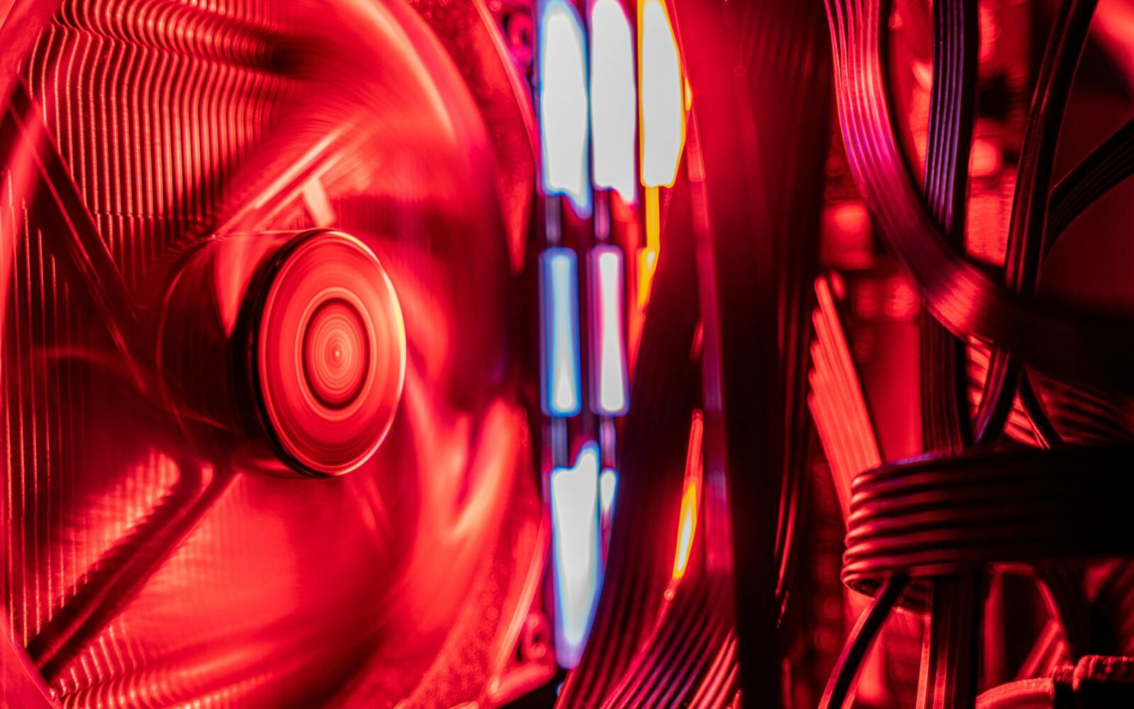 AI Infrastructure Investments: IBM and Oracle Lag Despite Strong Growth