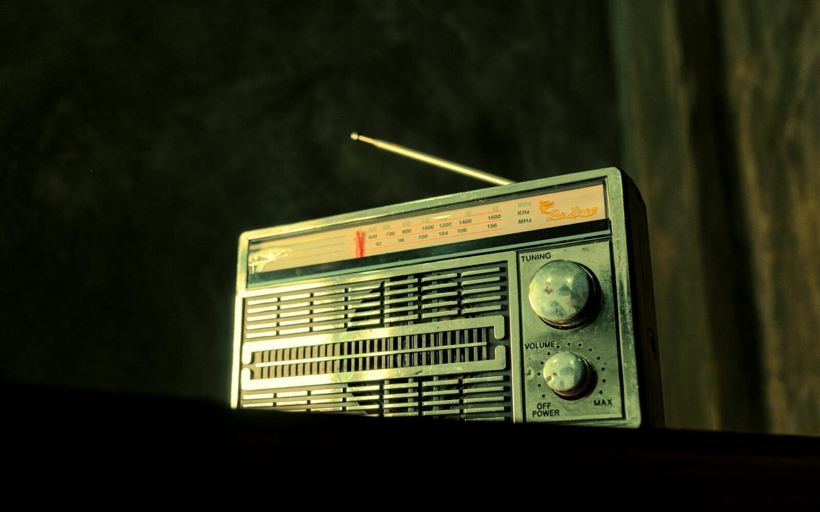 AI-Run Radio Stations Fail, Highlighting Limitations of Current Models