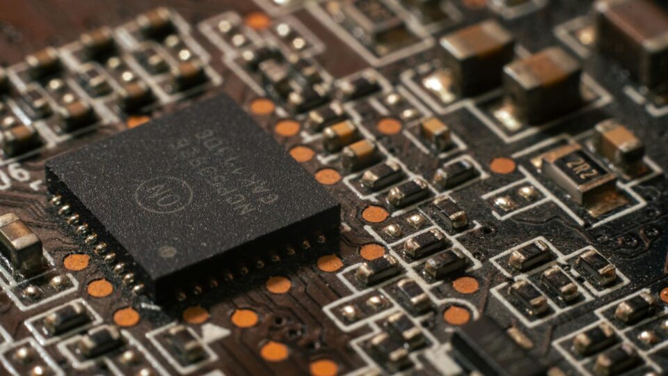 Hoth Transitions to Rocket One, Targets AI Semiconductor Efficiency