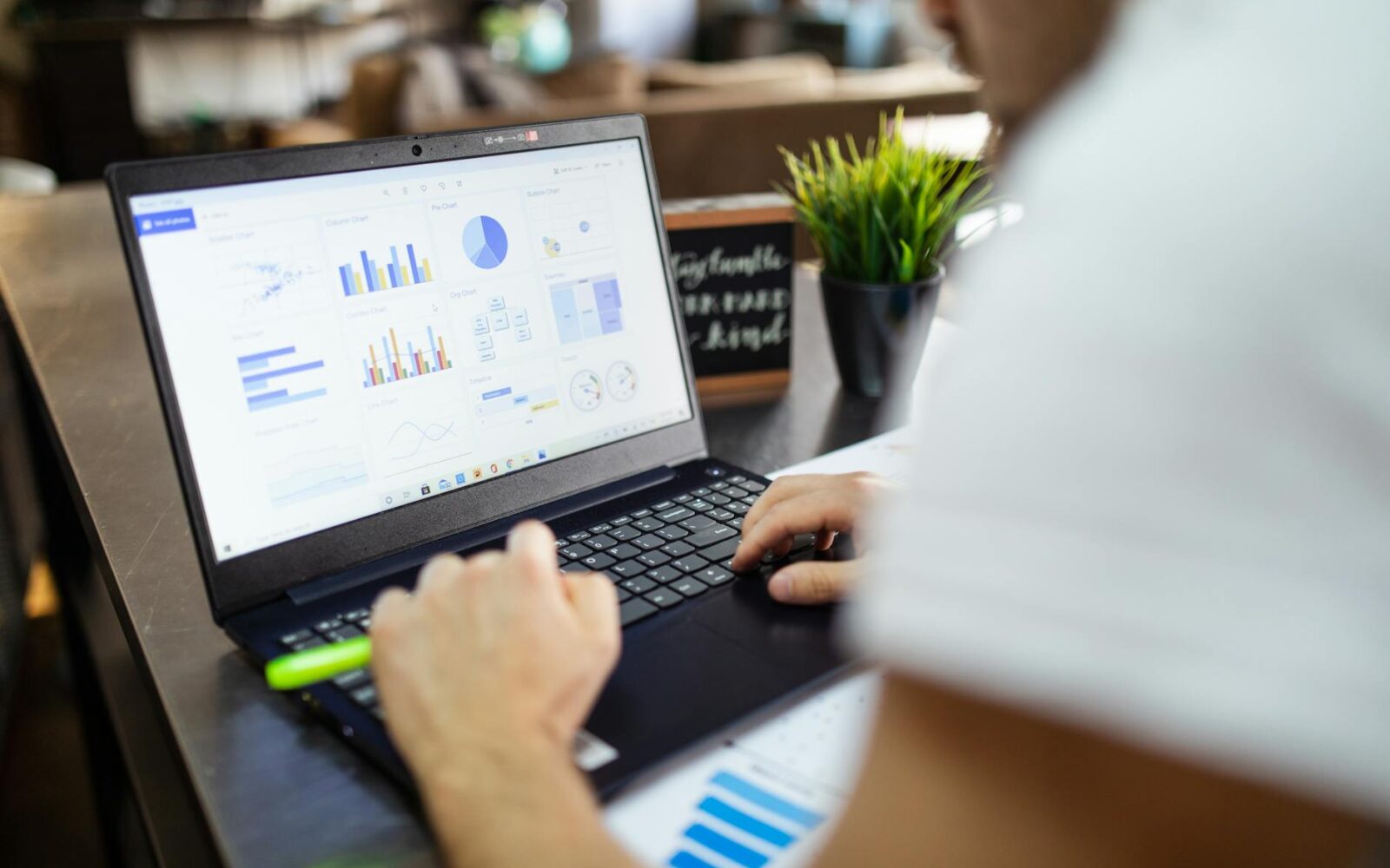 China’s CEIS Launches AI Agent ‘Tianyan’ for Industry Insight