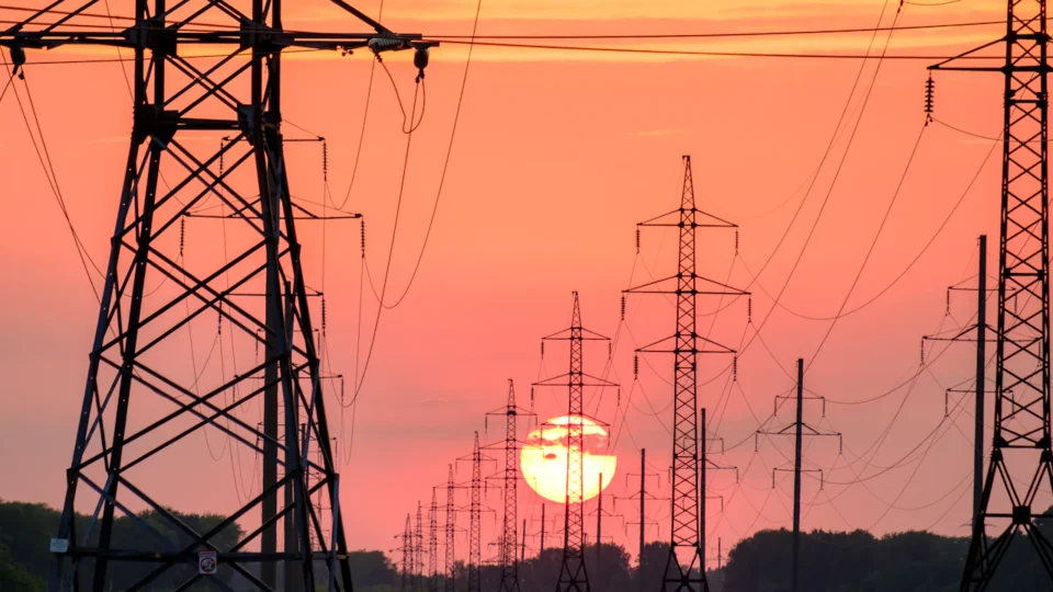 AI Electricity Demand Strains US Power Grid, Shifting Leverage to Utilities